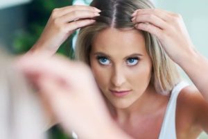 Mos i injoroni! Shenjat “e fshehura” në kokë që mund të sinjalizojnë kancerin e lëkurës