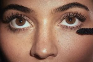 Më mirë se qerpikët natyralë: Zëvendësoni maskarën e zezë me atë kafe për një pamje elegante dhe natyrale