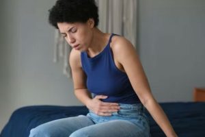 Mjeku paralajmëron: Shmangni këtë zakon para gjumit