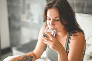 Mos e pini më ujin pas disa orësh, ekspertët zbulojnë “kufirin” që shumica e injoron