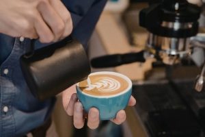 Studim: Dy deri në tre filxhanë kafe në ditë ulin çrregullimet e shëndetit mendor