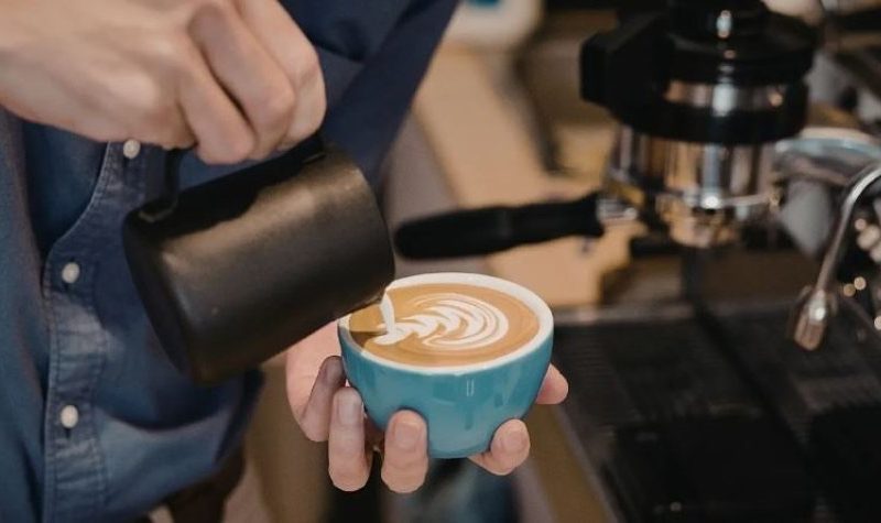 Studim: Dy deri në tre filxhanë kafe në ditë ulin çrregullimet e shëndetit mendor