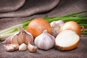 Supë me hudhra dhe qepë për forcimin e imunitetit