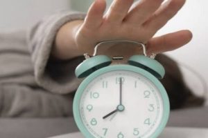 Pse disa njerëz zgjohen gjithmonë pak para alarmit? Shpjegimi që lidhet me orën biologjike