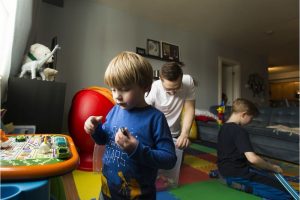 Studim: Ndërhyrja e hershme me aktivitete gjuhësore ndihmon shumicën e fëmijëve autikë joverbal