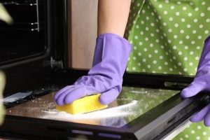 Shmangni rreziqet, sa shpesh duhet ta pastroni furrën tuaj?