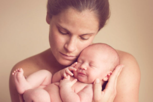 Pse shumë gra e vuajnë periudhën e paslindjes? Ekspertët tregojnë arsyet kryesore