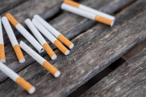 Britani: Kushdo që ka lindur pas vitit 2008 do t’i ndalohet pirja e duhanit