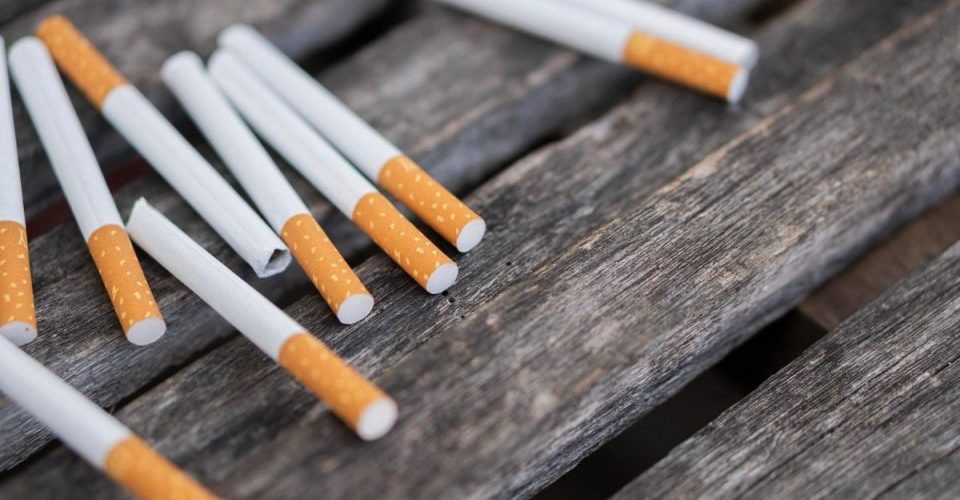 Britani: Kushdo që ka lindur pas vitit 2008 do t’i ndalohet pirja e duhanit
