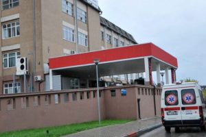 Qentë endacakë sulmojnë 15-vjeçaren në oborrin e QKUK-së