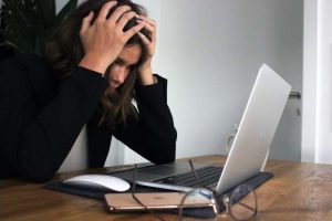 Stresi në punë po kushton me jetë: Mbi 840 mijë viktima çdo vit