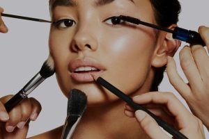 Të mirat që i bëni fytyrës nëse nuk përdorni grim