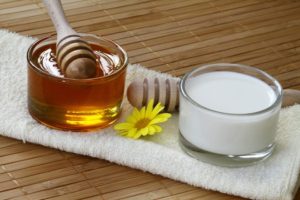 Shtatë përfitimet shëndetësore nga mjalti me qumësht