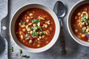 Recetë e shijshme për supë me domate, qiqra dhe makarona