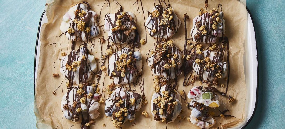 Si të përgatisni lehtësisht një snack të shëndetshëm me kos të ngrirë dhe fruta