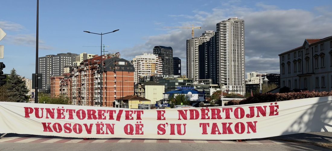 Aksion simbolik për 1 maj: “Punëtoret e ndërtojnë Kosovën që s’iu takon”