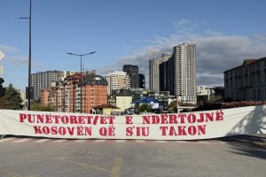 Aksion simbolik për 1 maj: “Punëtoret e ndërtojnë Kosovën që s’iu takon”