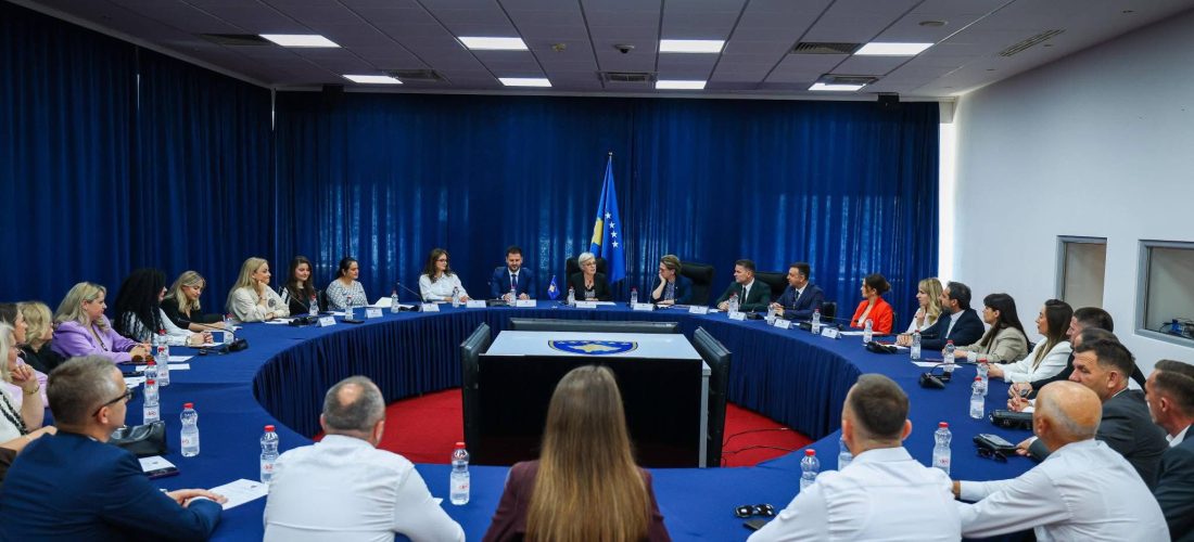 Certifikohen 16 zyrtarë për trajtimin e kryerësve të dhunës ndaj grave