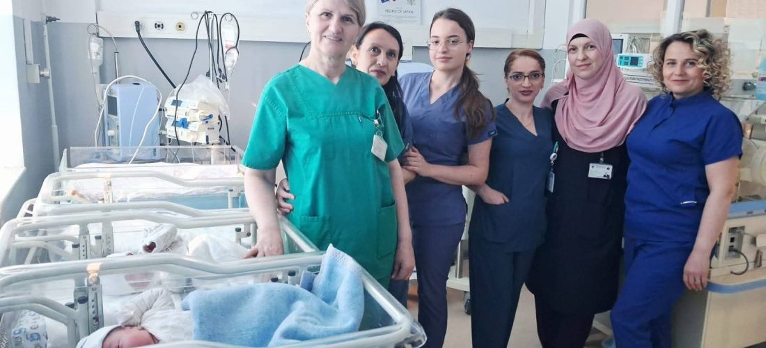 Spitali i Mitrovicës vlerëson mamitë në Ditën Ndërkombëtare të tyre