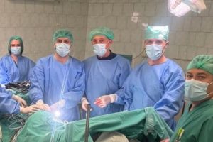 Për herë të parë në një spital publik në Kosovë realizohet nefrektomia laparoskopike