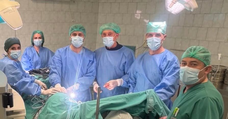 Për herë të parë në një spital publik në Kosovë realizohet nefrektomia laparoskopike