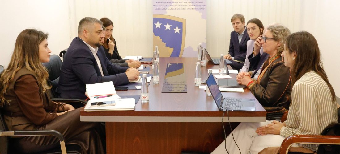 Ministri Andin Hoti takohet me përfaqësuesit e Bankës Botërore