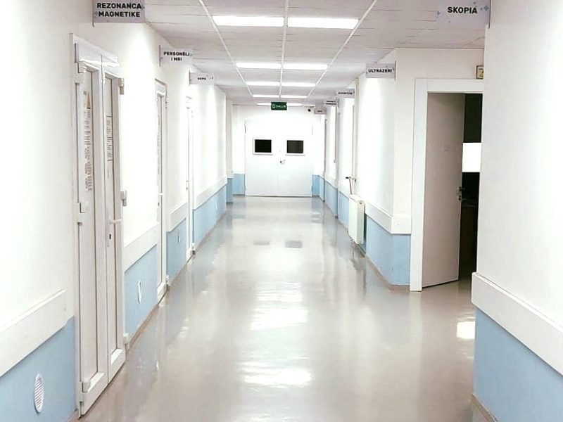 Mbi 4 mijë e 600 analiza të kryera në 24 orë në Spitalin e Përgjithshëm në Pejë