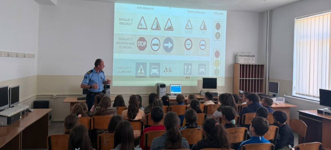 Policia në Gjakovë mban ligjërata edukative për sigurinë e nxënësve në rrugë
