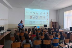Policia në Gjakovë mban ligjërata edukative për sigurinë e nxënësve në rrugë