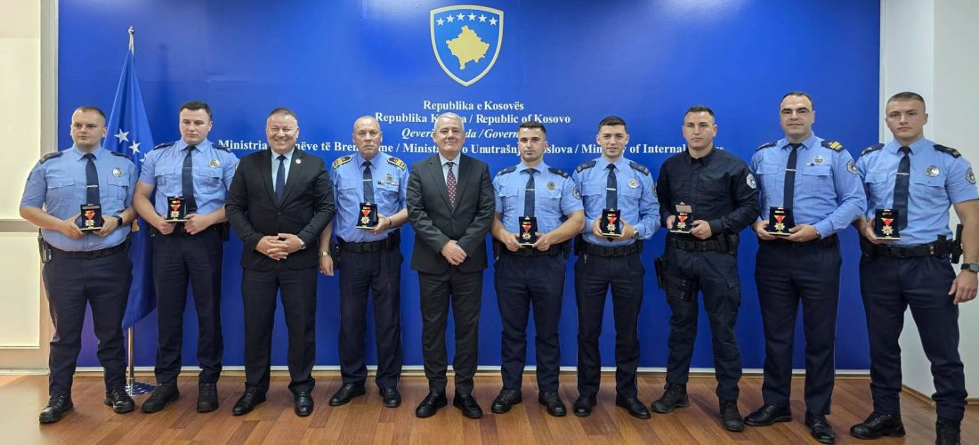 Tetë zyrtarë policorë nderohen me Medalje për Shpëtim Jete