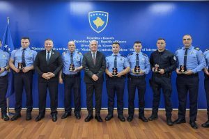 Tetë zyrtarë policorë nderohen me Medalje për Shpëtim Jete