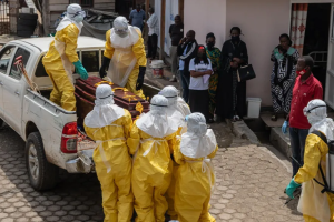 Shpërthimi i Ebolës paraqet sfida të mëdha, paralajmëron infermierja