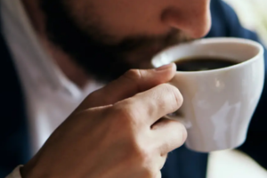 Kafe me stomakun bosh? Ja çfarë i ndodh trupit tuaj gjatë gjithë ditës