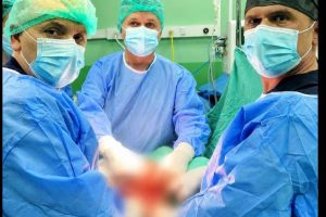 Operacion kompleks në Spitalin e Mitrovicës, një pacienti i hiqet tumori me përmasa të mëdha