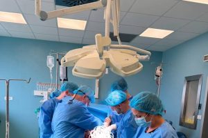 Realizohet me sukses një ndërhyrje komplekse kirurgjikale për trajtimin e aneurizmës së arteries splenike