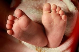 Lind foshnja e parë në Britani pas transplantit të mitrës nga një donatore e vdekur