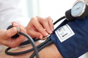 Hipertensioni po rritet, mjekët: 4 në 10 persona vuajnë nga tensioni i lartë, preken edhe të rinjtë