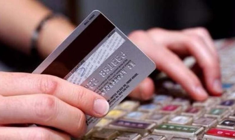 Qytetarët të zhytur në kredi: Vlera e huave bankare arrin miliarda euro