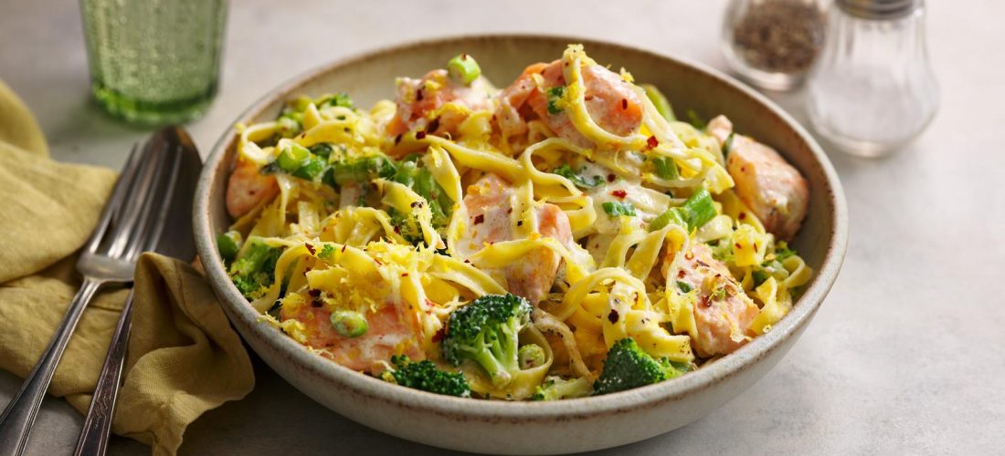 Recetë e shëndetshme për makarona me salmon dhe brokoli