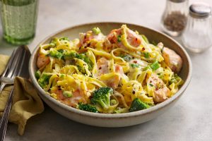 Recetë e shëndetshme për makarona me salmon dhe brokoli