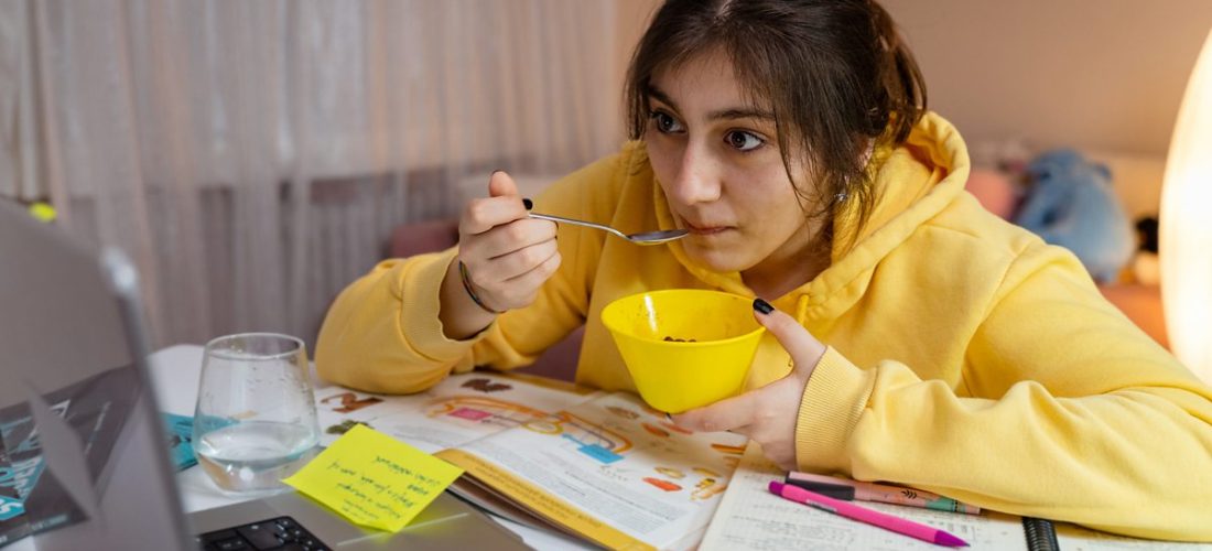 Çfarë të hani dhe çfarë të shmangni para provimeve