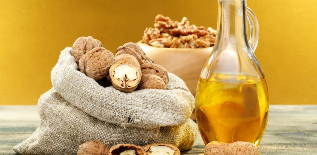 5 vajrat më të shëndetshëm për t’ia hedhur sallatës