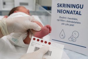 Çdo foshnjë e lindur në Spitalin e Pejës nga tani do të kontrollohet për 5 sëmundje të rënda që në ditët e para të jetës