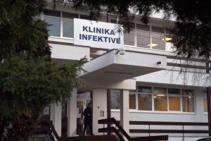 Tre pacientë me HIV në infektivë, njëri në gjendje të rëndë