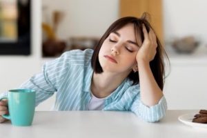 Studimi: Përgjumja gjatë ditës mund të jetë shenjë e tensionit të lartë të gjakut