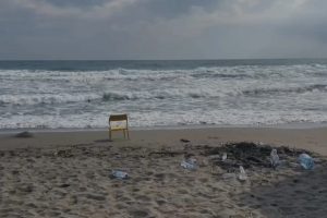 Tragjedi në Shëngjin – Ndërrojnë jetë dy të rinj nga Kosova pasi u morën nga dallgët, tre të tjerët jashtë rrezikut për jetën