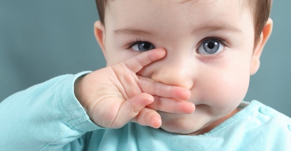 Ja çfarë duhet të bëni nëse foshnja juaj ka hundët e bllokuara