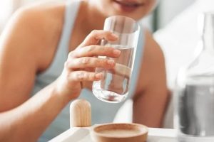 Çfarë mund të bëjë pirja e një gote uji në mëngjes për energjinë dhe tretjen tuaj