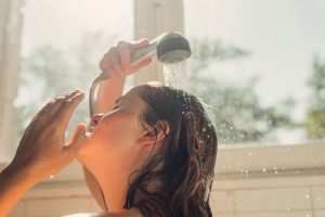 Dush në mëngjes apo në mbrëmje? Shkenca ka një përgjigje të qartë
