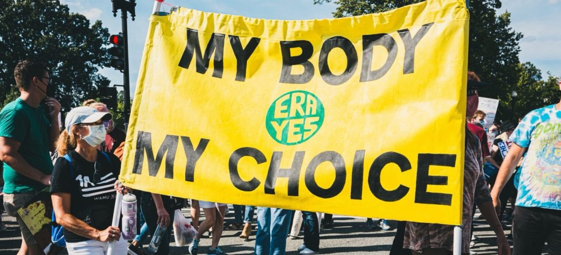 Irlanda heq pengesën e debatueshme për abortin: Parlamenti voton për shfuqizimin e pritjes treditore